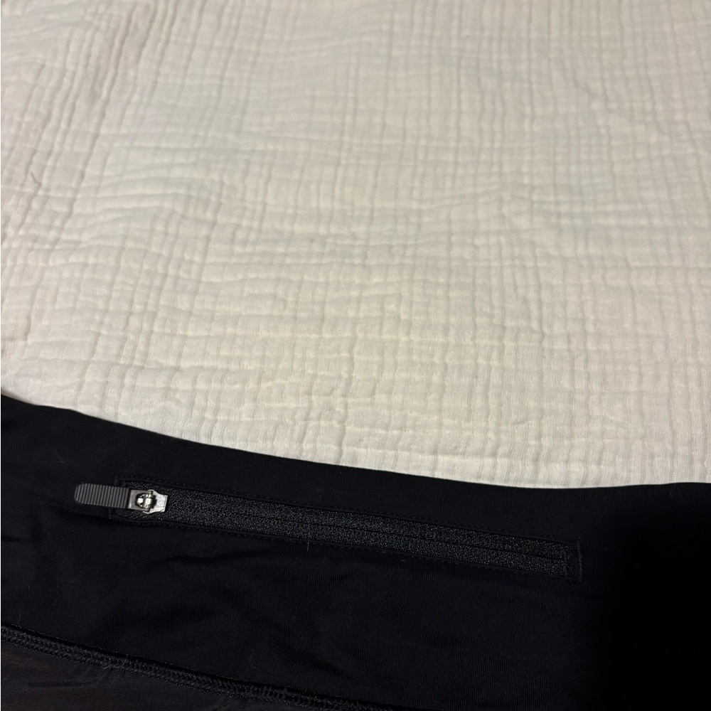 Lululemon Women's Black 2.5” Speed Up Shorts - Picture 5 of 7